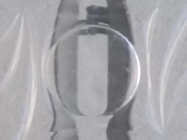 Cloche sur plateau en verre translucide moulé pressé. Forme Dôme, motif en relief de drapé, poignée plate facetté.