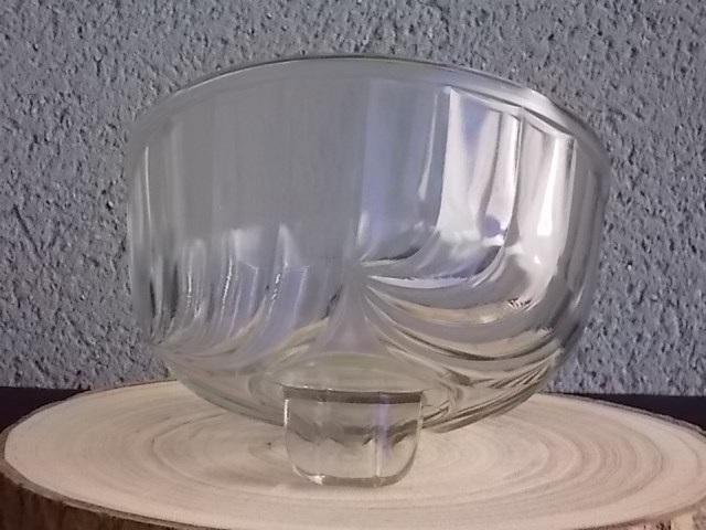 Cloche sur plateau en verre translucide moulé pressé. Forme Dôme, motif en relief de drapé, poignée plate facetté.