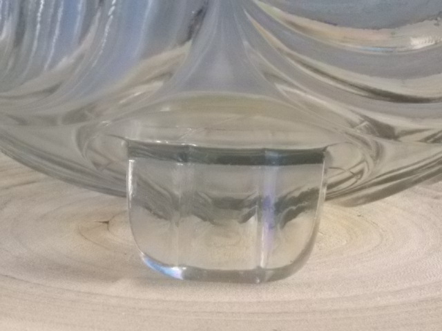 Cloche sur plateau en verre translucide moulé pressé. Forme Dôme, motif en relief de drapé, poignée plate facetté.