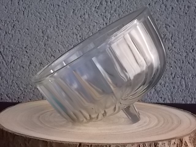 Cloche sur plateau en verre translucide moulé pressé. Forme Dôme, motif en relief de drapé, poignée plate facetté.