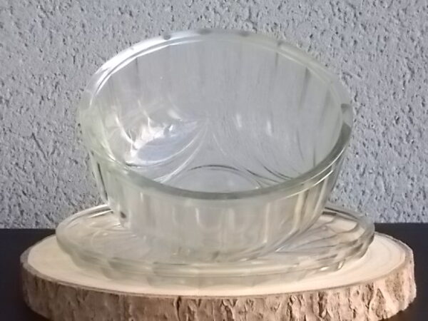 Cloche sur plateau en verre translucide moulé pressé. Forme Dôme, motif en relief de drapé, poignée plate facetté.