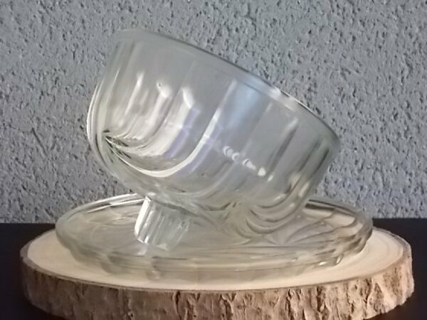 Cloche sur plateau en verre translucide moulé pressé. Forme Dôme, motif en relief de drapé, poignée plate facetté.
