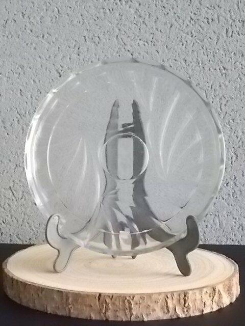 Cloche sur plateau en verre translucide moulé pressé. Forme Dôme, motif en relief de drapé, poignée plate facetté.