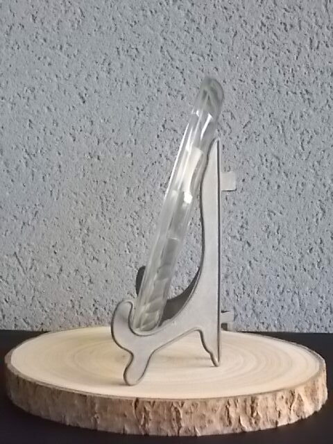 Cloche sur plateau en verre translucide moulé pressé. Forme Dôme, motif en relief de drapé, poignée plate facetté.