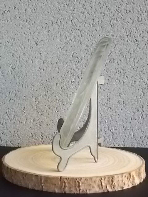 Cloche sur plateau en verre translucide moulé pressé. Forme Dôme, motif en relief de drapé, poignée plate facetté.
