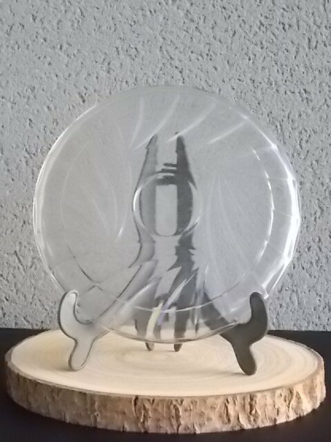 Cloche sur plateau en verre translucide moulé pressé. Forme Dôme, motif en relief de drapé, poignée plate facetté.