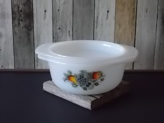 Grande Cocotte Ronde Arcopal Vintage Années 70 – Motif Fleuri Blanc
