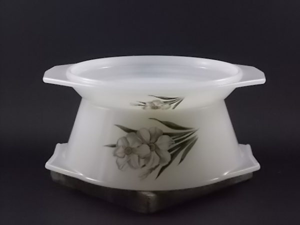Cocotte "Narcisse" ronde, petit modèle, en verre Opale Blanc laiteux. Motif floral sérigraphié. De la marque Arcopal, des années 60.
