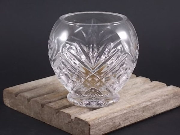 Coffret "Idea", contenant un vase, un cadre et un lumignon. Modèle Masquerade, en cristal taillé. De Cristal d' Arques