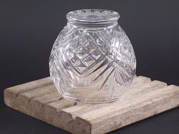 Coffret "Idea", contenant un vase, un cadre et un lumignon. Modèle Masquerade, en cristal taillé. De Cristal d' Arques