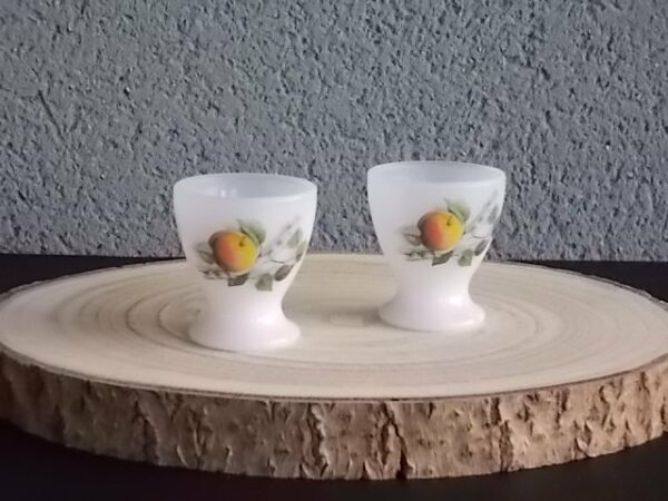Coquetier "Fruits de France", en verre Opale et motif fruitier. De la Marque Arcopal France