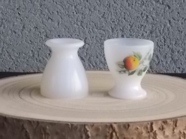Coquetier "Fruits de France", en verre Opale et motif fruitier. De la Marque Arcopal France