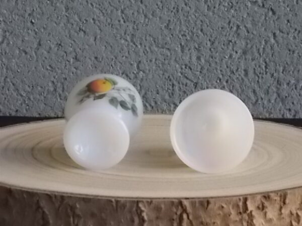 Coquetier "Fruits de France", en verre Opale et motif fruitier. De la Marque Arcopal France