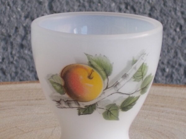 Coquetier "Fruits de France", en verre Opale et motif fruitier. De la Marque Arcopal France