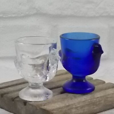 Coquetier "Le Vieux Pané", en verre translucide et teinté Bleu Cobalt, moulé pressé. Objet publicitaire. De la Verrerie d' Arques