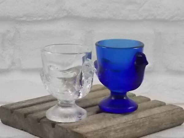 Coquetier "Le Vieux Pané", en verre translucide et teinté Bleu Cobalt, moulé pressé. Objet publicitaire. De la Verrerie d' Arques