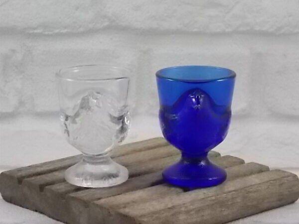 Coquetier "Le Vieux Pané", en verre translucide et teinté Bleu Cobalt, moulé pressé. Objet publicitaire. De la Verrerie d' Arques