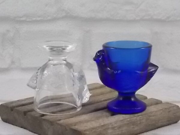 Coquetier "Le Vieux Pané", en verre translucide et teinté Bleu Cobalt, moulé pressé. Objet publicitaire. De la Verrerie d' Arques