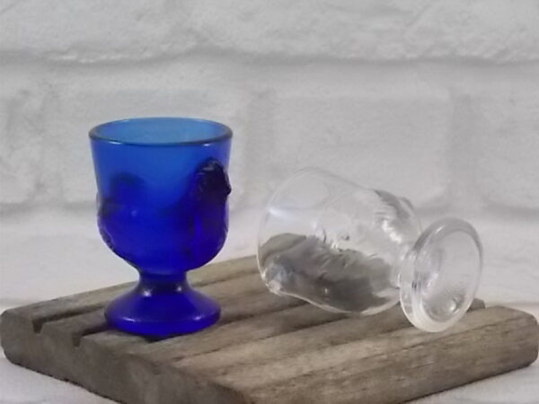 Coquetier "Le Vieux Pané", en verre translucide et teinté Bleu Cobalt, moulé pressé. Objet publicitaire. De la Verrerie d' Arques