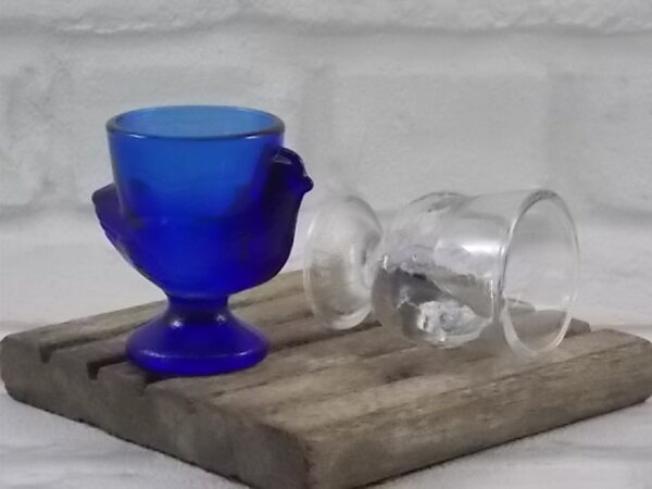 Coquetier "Le Vieux Pané", en verre translucide et teinté Bleu Cobalt, moulé pressé. Objet publicitaire. De la Verrerie d' Arques