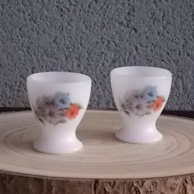 Coquetier "Liseron", en verre Opale et motif floral. De la Marque Arcopal France