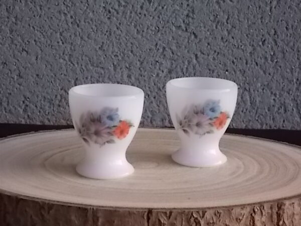Coquetier "Liseron", en verre Opale et motif floral. De la Marque Arcopal France
