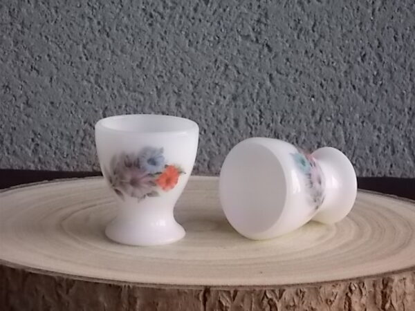 Coquetier "Liseron", en verre Opale et motif floral. De la Marque Arcopal France