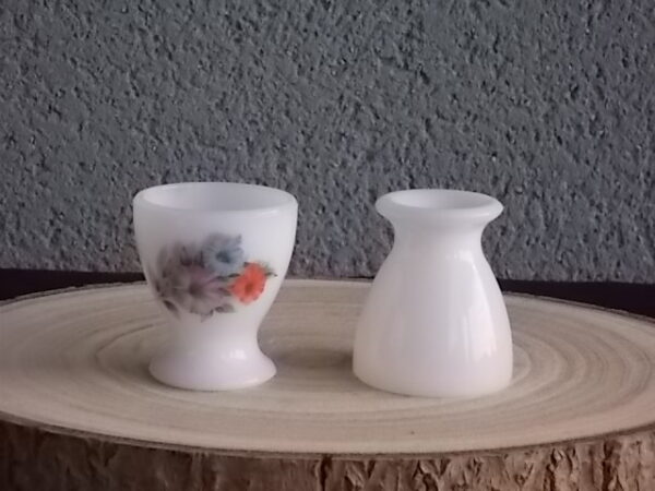 Coquetier "Liseron", en verre Opale et motif floral. De la Marque Arcopal France