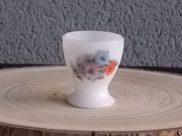 Coquetier "Liseron", en verre Opale et motif floral. De la Marque Arcopal France