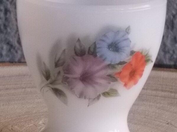 Coquetier "Liseron", en verre Opale et motif floral. De la Marque Arcopal France