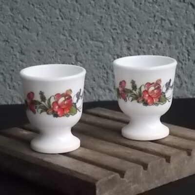 Coquetier "Ronsard", en verre Opale Blanc, et motif floral. Edité en 1978. De la Marque Arcopal France