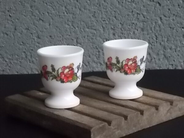 Coquetier "Ronsard", en verre Opale Blanc, et motif floral. Edité en 1978. De la Marque Arcopal France