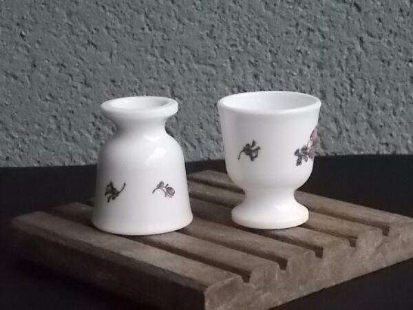 Coquetier "Ronsard", en verre Opale Blanc, et motif floral. Edité en 1978. De la Marque Arcopal France