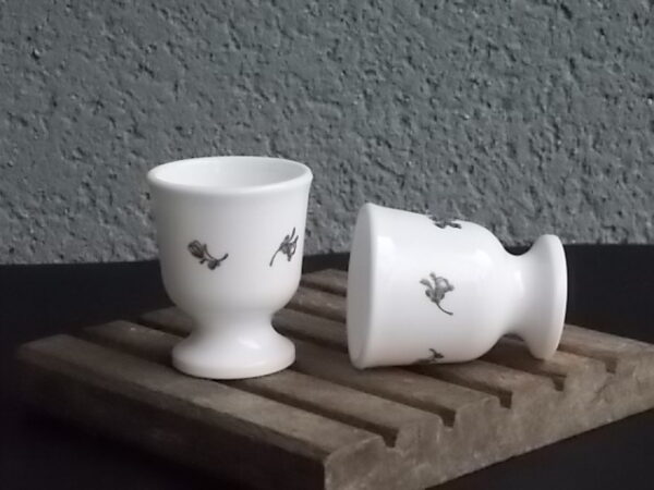 Coquetier "Ronsard", en verre Opale Blanc, et motif floral. Edité en 1978. De la Marque Arcopal France