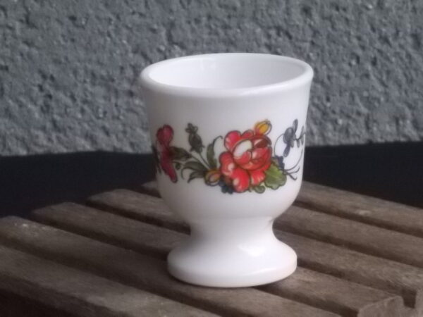 Coquetier "Ronsard", en verre Opale Blanc, et motif floral. Edité en 1978. De la Marque Arcopal France