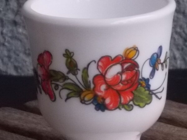 Coquetier "Ronsard", en verre Opale Blanc, et motif floral. Edité en 1978. De la Marque Arcopal France