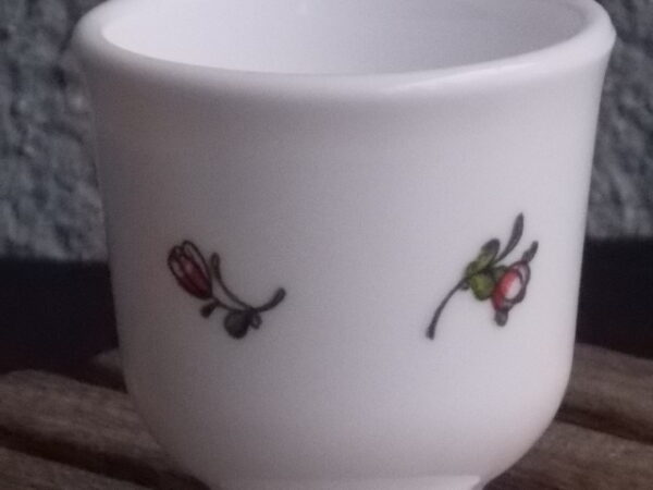 Coquetier "Ronsard", en verre Opale Blanc, et motif floral. Edité en 1978. De la Marque Arcopal France