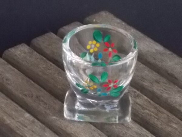 Coquetier en verre translucide soufflé moulé à motif floral émaillé peint à la main.