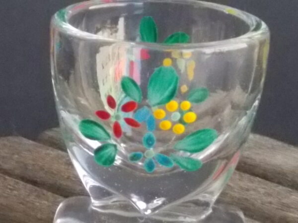 Coquetier en verre translucide soufflé moulé à motif floral émaillé peint à la main.