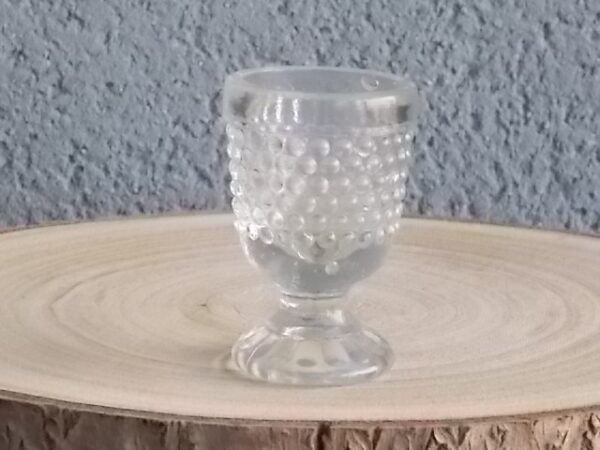 Coquetier piédouche en verre épais soufflé moulé translucide. Décors Perle de verre. Rebord lisse, cotes plates dessus pied.