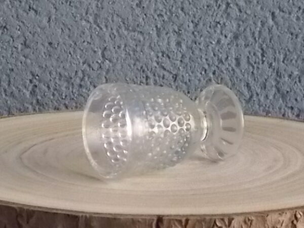 Coquetier piédouche en verre épais soufflé moulé translucide. Décors Perle de verre. Rebord lisse, cotes plates dessus pied.