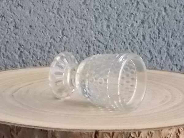 Coquetier piédouche en verre épais soufflé moulé translucide. Décors Perle de verre. Rebord lisse, cotes plates dessus pied.