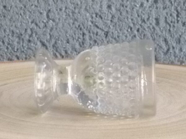 Coquetier piédouche en verre épais soufflé moulé translucide. Décors Perle de verre. Rebord lisse, cotes plates dessus pied.