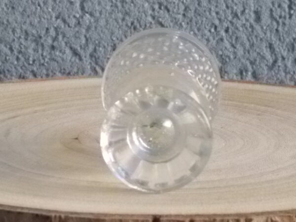 Coquetier piédouche en verre épais soufflé moulé translucide. Décors Perle de verre. Rebord lisse, cotes plates dessus pied.