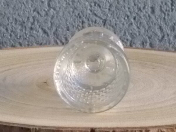 Coquetier piédouche en verre épais soufflé moulé translucide. Décors Perle de verre. Rebord lisse, cotes plates dessus pied.