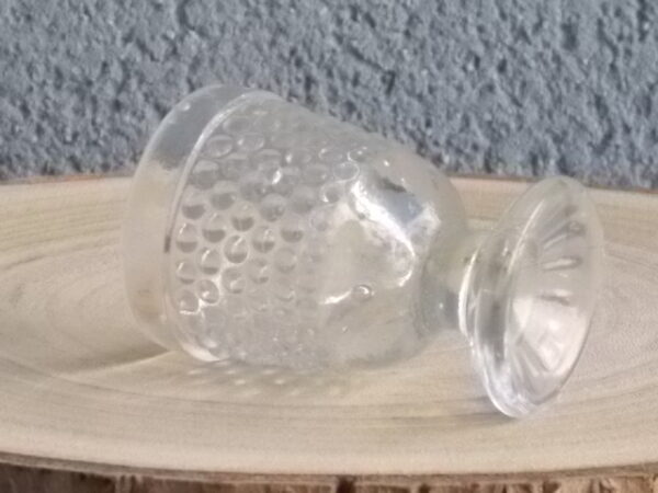Coquetier piédouche en verre épais soufflé moulé translucide. Décors Perle de verre. Rebord lisse, cotes plates dessus pied.