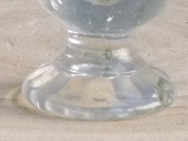 Coquetier piédouche en verre épais soufflé moulé translucide. Décors Perle de verre. Rebord lisse, cotes plates dessus pied.