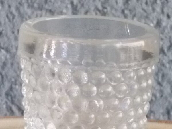 Coquetier piédouche en verre épais soufflé moulé translucide. Décors Perle de verre. Rebord lisse, cotes plates dessus pied.