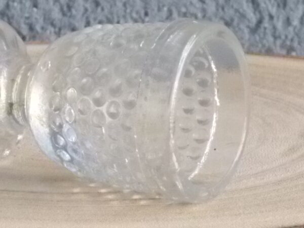 Coquetier piédouche en verre épais soufflé moulé translucide. Décors Perle de verre. Rebord lisse, cotes plates dessus pied.
