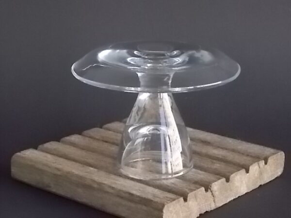 Coquetier plateau "Trompe-Œil" en verre très épais translucide. Forme Poire, pied verre plein.